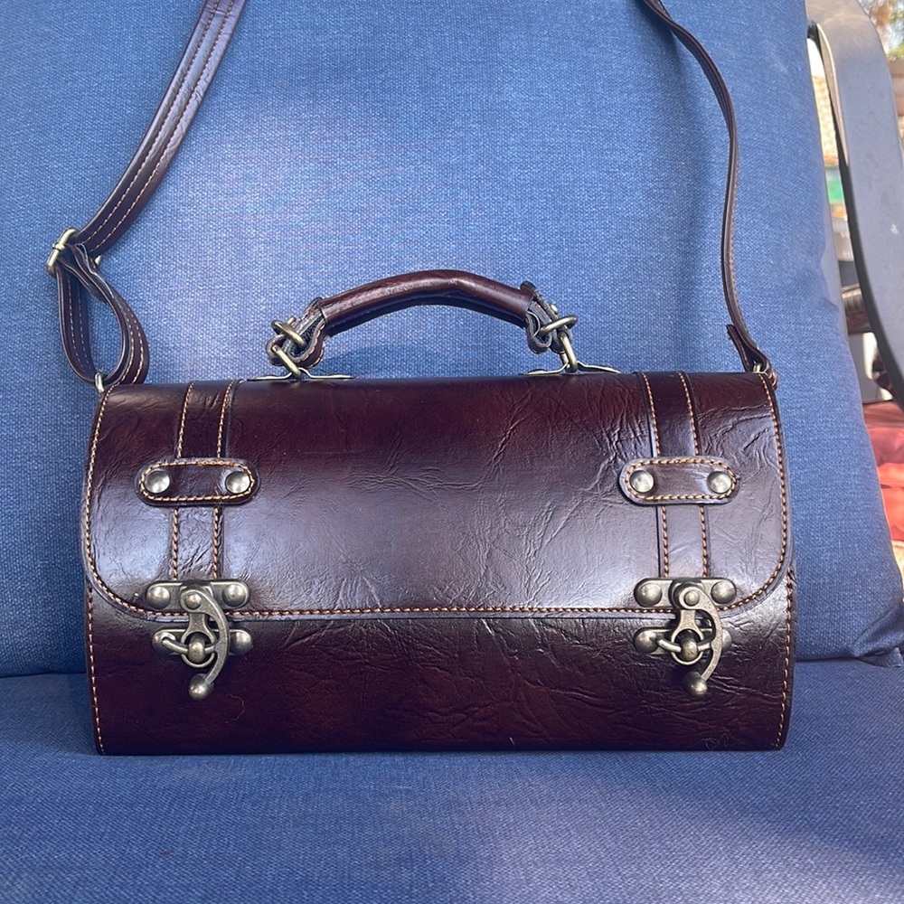 Gorgeous Deux Chevaux leather shoulder bag